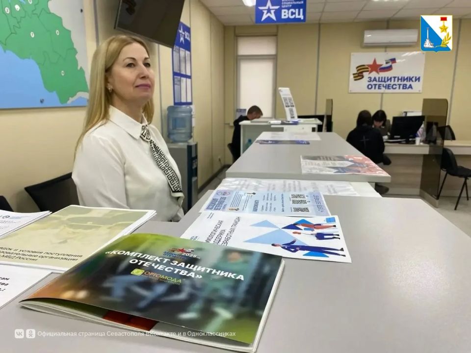 Сотрудники МФЦ помогают бойцам и семьям участников СВО на приёмах в фонде «Защитники Отечества» Сотрудники МФЦ помогают бойцам и семьям участников СВО на приёмах в фонде «Защитники Отечества»