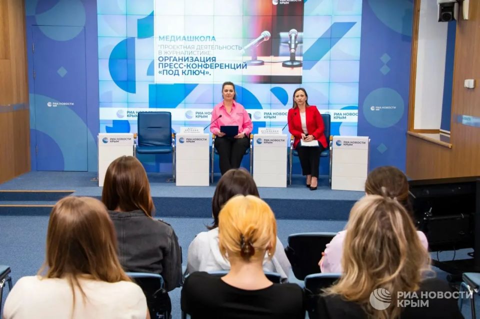 Сотрудники пресс-центра РИА Новости Крым рассказали юным журналистам об особенностях организации пресс-конференций Сотрудники пресс-центра РИА Новости Крым рассказали юным журналистам об особенностях организации пресс-конференций