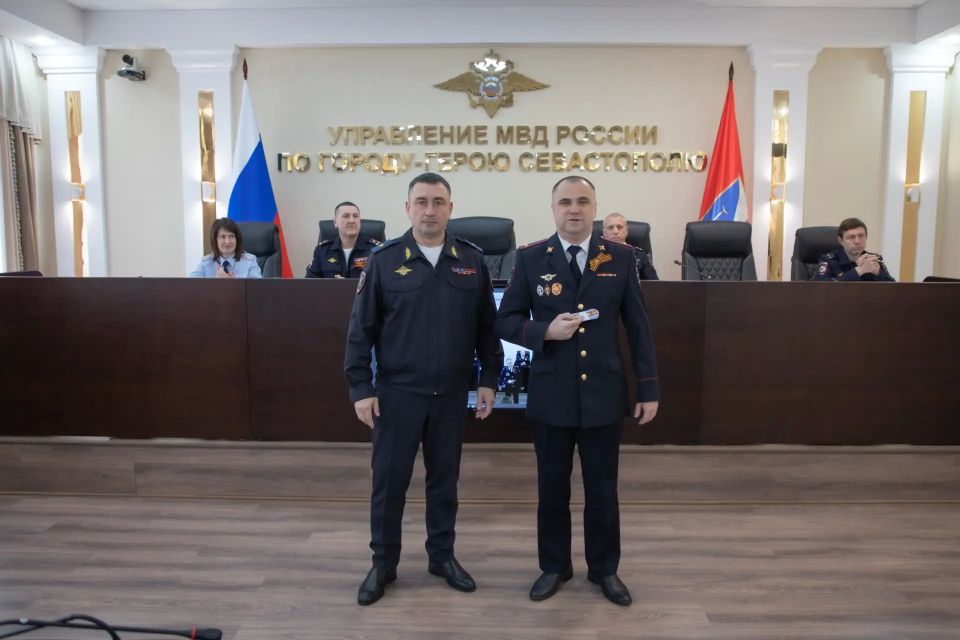 Начальник УМВД России по г.Севастополю генерал-майор полиции Сергей Сигунов вручил новые погоны сотрудникам ОВД и награды победителям конкурса профессионального мастерства Начальник УМВД России по г.Севастополю генерал-майор полиции Сергей Сигунов вручил новые погоны сотрудникам ОВД и награды победителям конкурса профессионального мастерства