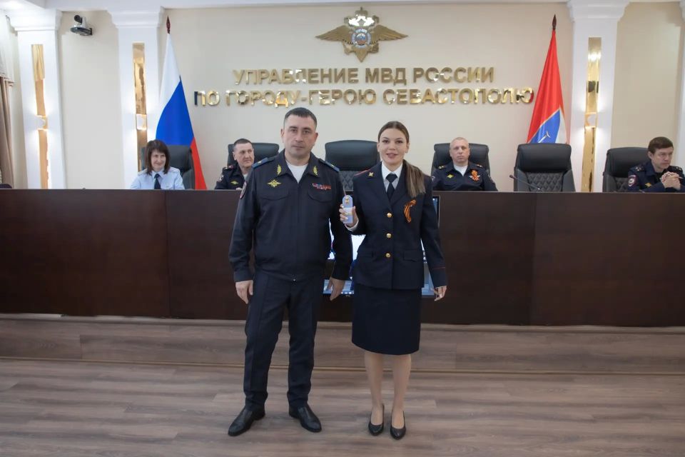 Начальник УМВД России по г.Севастополю генерал-майор полиции Сергей Сигунов вручил новые погоны сотрудникам ОВД и награды победителям конкурса профессионального мастерства Начальник УМВД России по г.Севастополю генерал-майор полиции Сергей Сигунов вручил новые погоны сотрудникам ОВД и награды победителям конкурса профессионального мастерства