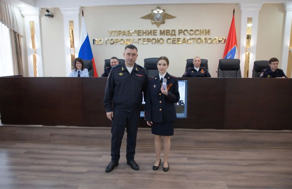 Начальник УМВД России по г.Севастополю генерал-майор полиции Сергей Сигунов вручил новые погоны сотрудникам ОВД и награды победителям конкурса профессионального мастерства Начальник УМВД России по г.Севастополю генерал-майор полиции Сергей Сигунов вручил новые погоны сотрудникам ОВД и награды победителям конкурса профессионального мастерства