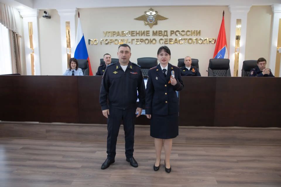 Начальник УМВД России по г.Севастополю генерал-майор полиции Сергей Сигунов вручил новые погоны сотрудникам ОВД и награды победителям конкурса профессионального мастерства Начальник УМВД России по г.Севастополю генерал-майор полиции Сергей Сигунов вручил новые погоны сотрудникам ОВД и награды победителям конкурса профессионального мастерства