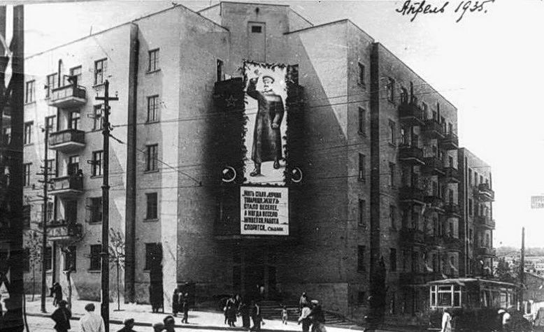 Жилкомбинат №1 в Севастополе — редкий пример успешной реализации идеи обобществлённого быта без абсурда, которым часто грешили советские эксперименты 1920–30-х Жилкомбинат №1 в Севастополе — редкий пример успешной реализации идеи обобществлённого быта без абсурда, которым часто грешили советские эксперименты 1920–30-х