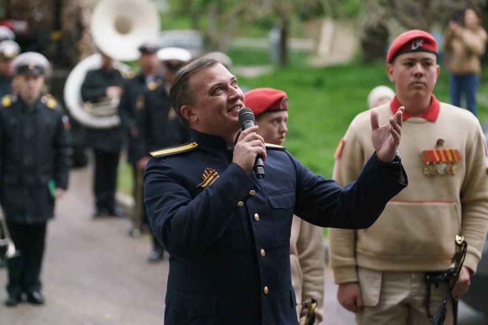 Михаил Развожаев: Оркестр флота, военные песни, парадный строй военнослужащих и юнармейцев: сегодня начались парады у домов ветеранов Михаил Развожаев: Оркестр флота, военные песни, парадный строй военнослужащих и юнармейцев: сегодня начались парады у домов ветеранов