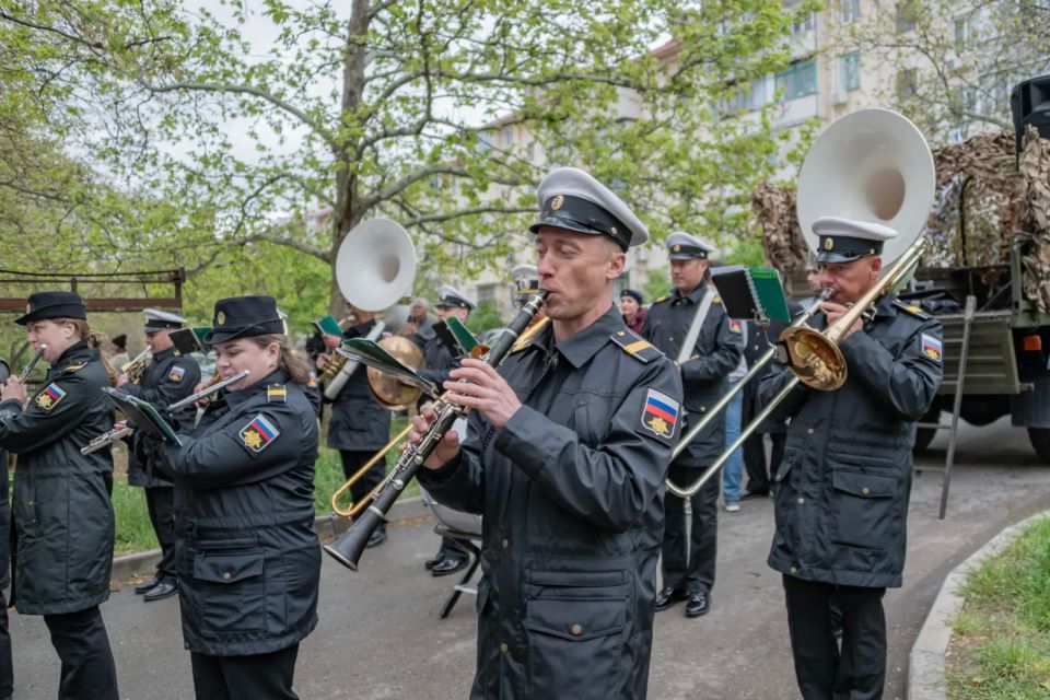 Сегодня стартовали парады у домов ветеранов Сегодня стартовали парады у домов ветеранов