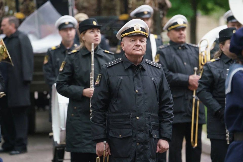 Михаил Развожаев: Оркестр флота, военные песни, парадный строй военнослужащих и юнармейцев: сегодня начались парады у домов ветеранов Михаил Развожаев: Оркестр флота, военные песни, парадный строй военнослужащих и юнармейцев: сегодня начались парады у домов ветеранов