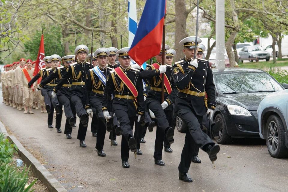 Михаил Развожаев: Оркестр флота, военные песни, парадный строй военнослужащих и юнармейцев: сегодня начались парады у домов ветеранов Михаил Развожаев: Оркестр флота, военные песни, парадный строй военнослужащих и юнармейцев: сегодня начались парады у домов ветеранов