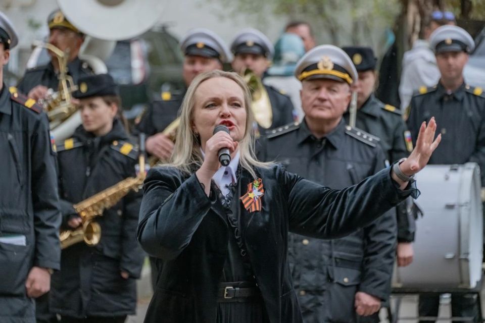 Сегодня стартовали парады у домов ветеранов Сегодня стартовали парады у домов ветеранов