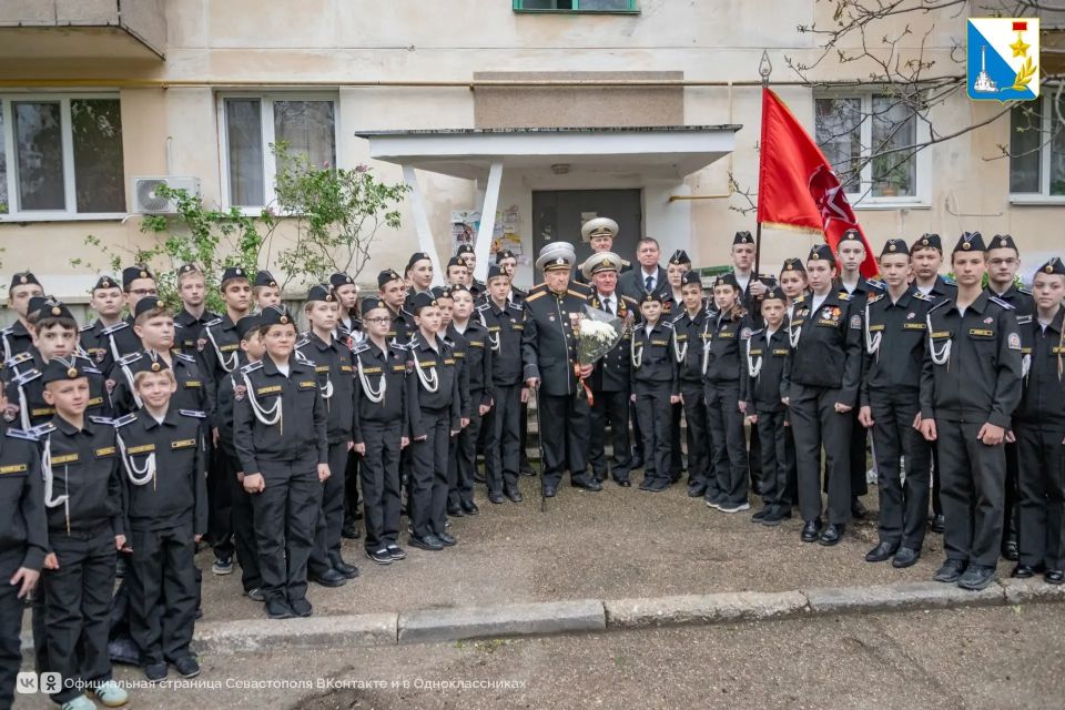 Военный оркестр и юнармейцы дали первые парады во дворах севастопольских ветеранов Военный оркестр и юнармейцы дали первые парады во дворах севастопольских ветеранов