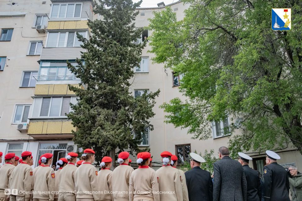 Военный оркестр и юнармейцы дали первые парады во дворах севастопольских ветеранов Военный оркестр и юнармейцы дали первые парады во дворах севастопольских ветеранов