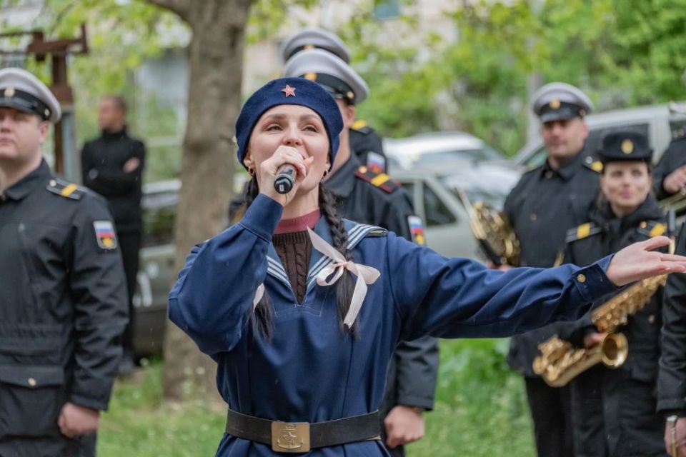 Сегодня стартовали парады у домов ветеранов Сегодня стартовали парады у домов ветеранов