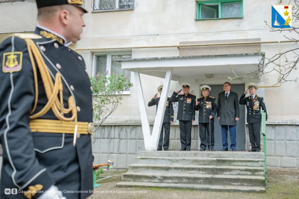 Военный оркестр и юнармейцы дали первые парады во дворах севастопольских ветеранов Военный оркестр и юнармейцы дали первые парады во дворах севастопольских ветеранов