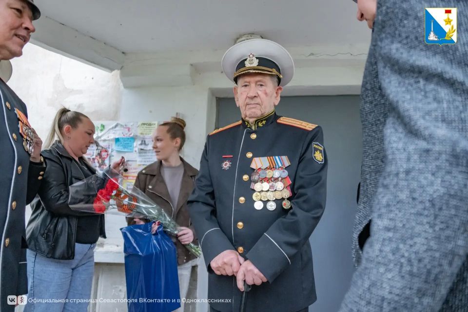 Военный оркестр и юнармейцы дали первые парады во дворах севастопольских ветеранов Военный оркестр и юнармейцы дали первые парады во дворах севастопольских ветеранов