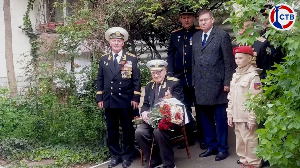 Во дворе ветерана прошел персональный Парад Победы Для Николая Емельяновича Голубцова устроили торжественный парад с участием военных, юнармейцев и оркестра. Так в Севастополе поздравляют ветеранов с наступающим Днем Победы Во дворе ветерана прошел персональный Парад Победы Для Николая Емельяновича Голубцова устроили торжественный парад с участием военных, юнармейцев и оркестра. Так в Севастополе поздравляют ветеранов с наступающим Днем Победы