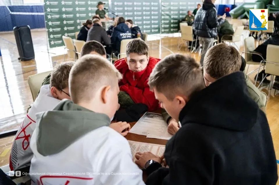 Севастопольские школьники присоединились к всероссийскому форуму «Пост № 1» Севастопольские школьники присоединились к всероссийскому форуму «Пост № 1»