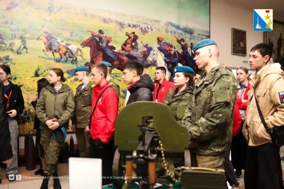 Севастопольские школьники присоединились к всероссийскому форуму «Пост № 1» Севастопольские школьники присоединились к всероссийскому форуму «Пост № 1»