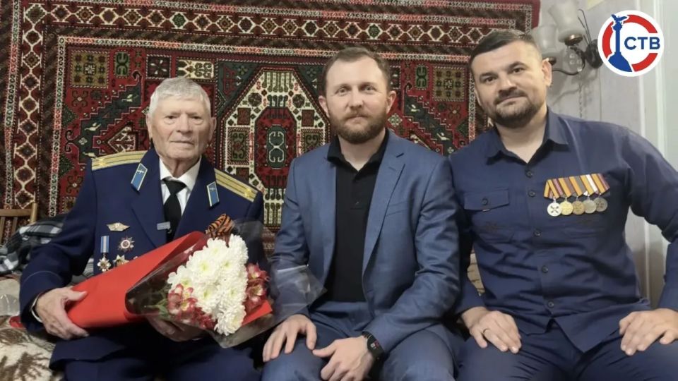 Участники программы «Севастополь – город героев» поздравили ветерана Ветераны СВО Дамир Акманов и Михаил Куртасов пришли в гости к Василию Сергеевичу Золотарёву. Поздравили с наступающим Днём Победы и вручили подарки Участники программы «Севастополь – город героев» поздравили ветерана Ветераны СВО Дамир Акманов и Михаил Куртасов пришли в гости к Василию Сергеевичу Золотарёву. Поздравили с наступающим Днём Победы и вручили подарки