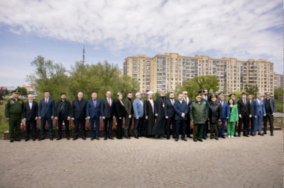В Ростове-на-Дону открыли монумент "Земля героев" в преддверии празднования Великой Победы В Ростове-на-Дону открыли монумент "Земля героев" в преддверии празднования Великой Победы