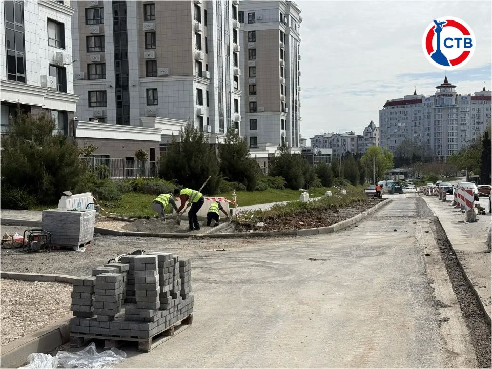 На перекрёстке Фадеева и Парковой проверяют качество нового асфальта На перекрёстке Фадеева и Парковой проверяют качество нового асфальта
