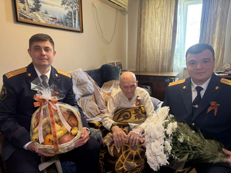 Офицеры СК поздравили ветерана Великой Отечественной войны Константина Кржеминского с наступающим Днем Победы и Днем освобождения Севастополя