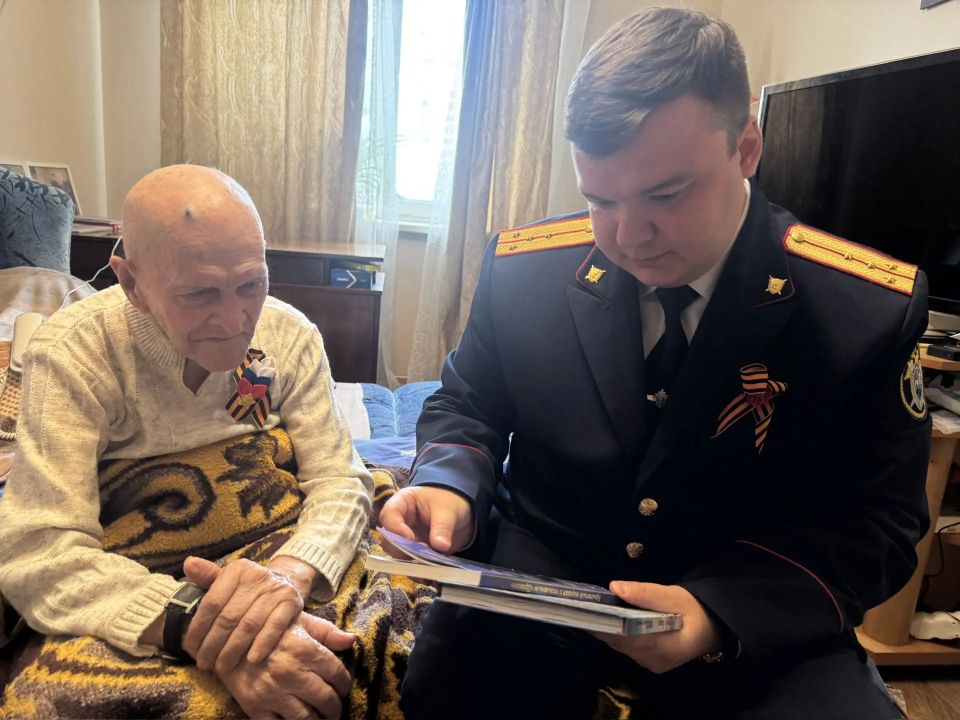 Офицеры СК поздравили ветерана Великой Отечественной войны Константина Кржеминского с наступающим Днем Победы и Днем освобождения Севастополя Офицеры СК поздравили ветерана Великой Отечественной войны Константина Кржеминского с наступающим Днем Победы и Днем освобождения Севастополя