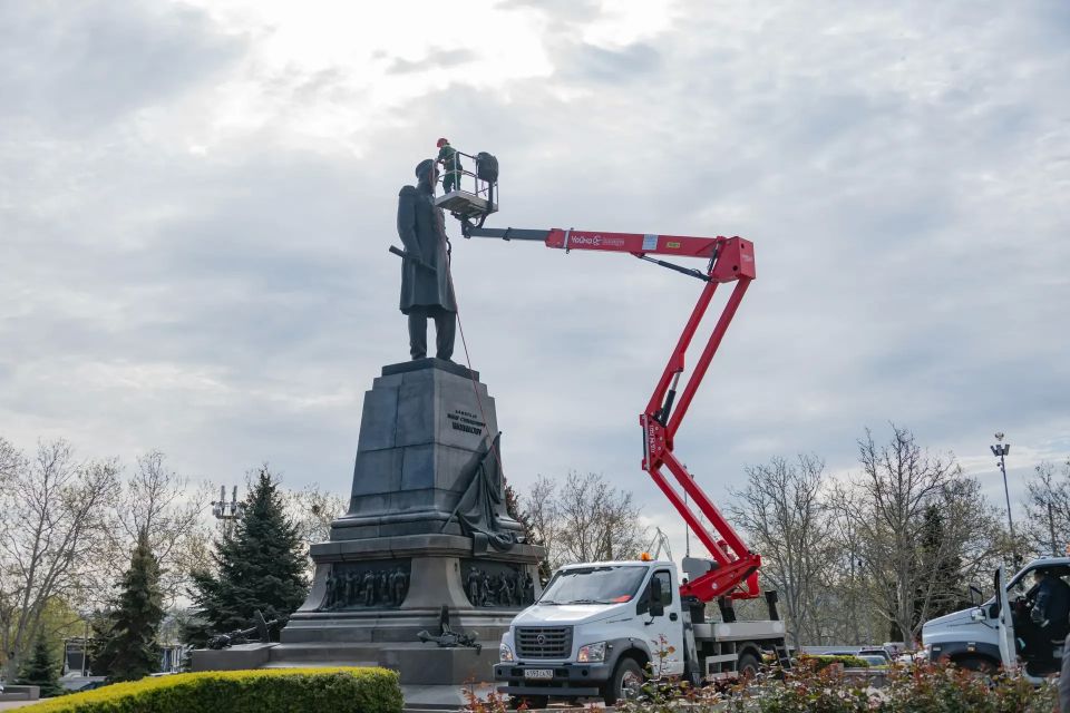 В Севастополе стартовала сезонная чистка городских памятников В Севастополе стартовала сезонная чистка городских памятников