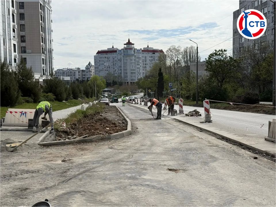На перекрёстке Фадеева и Парковой проверяют качество нового асфальта На перекрёстке Фадеева и Парковой проверяют качество нового асфальта