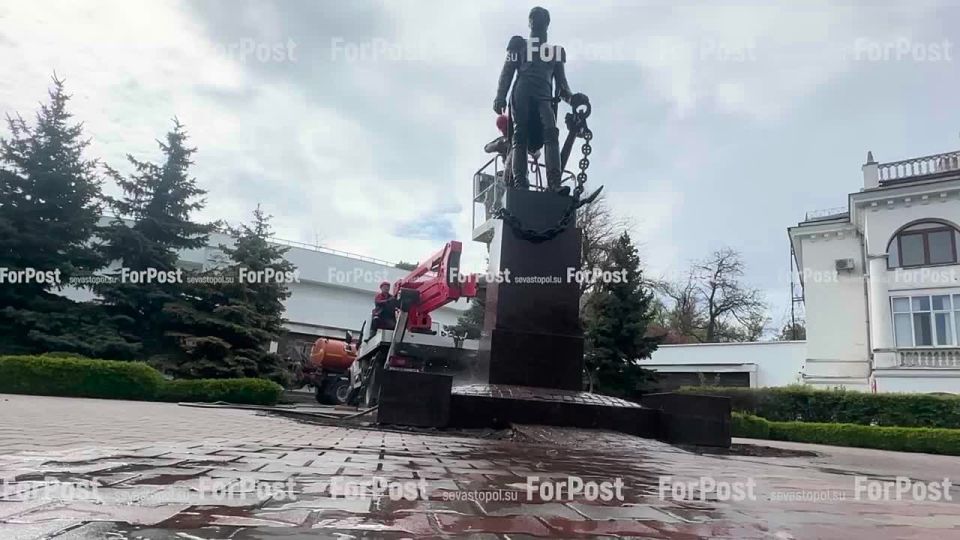 Памятник адмиралу Д.Н. Сенявину в Севастополе в преддверии праздника отмыли до блеска