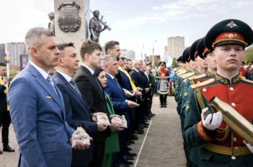В Ростове-на-Дону открыли монумент "Земля героев" в преддверии празднования Великой Победы В Ростове-на-Дону открыли монумент "Земля героев" в преддверии празднования Великой Победы