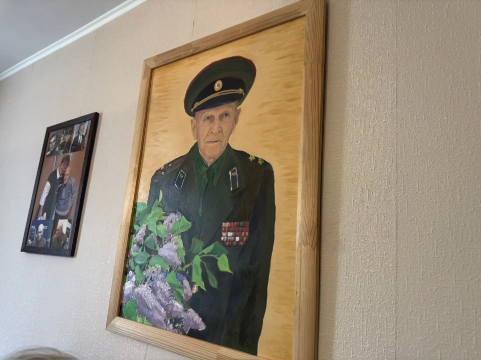 Офицеры СК поздравили ветерана Великой Отечественной войны Константина Кржеминского с наступающим Днем Победы и Днем освобождения Севастополя Офицеры СК поздравили ветерана Великой Отечественной войны Константина Кржеминского с наступающим Днем Победы и Днем освобождения Севастополя