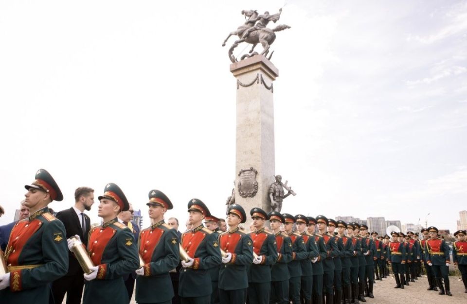 В Ростове-на-Дону открыли монумент "Земля героев" в преддверии празднования Великой Победы В Ростове-на-Дону открыли монумент "Земля героев" в преддверии празднования Великой Победы