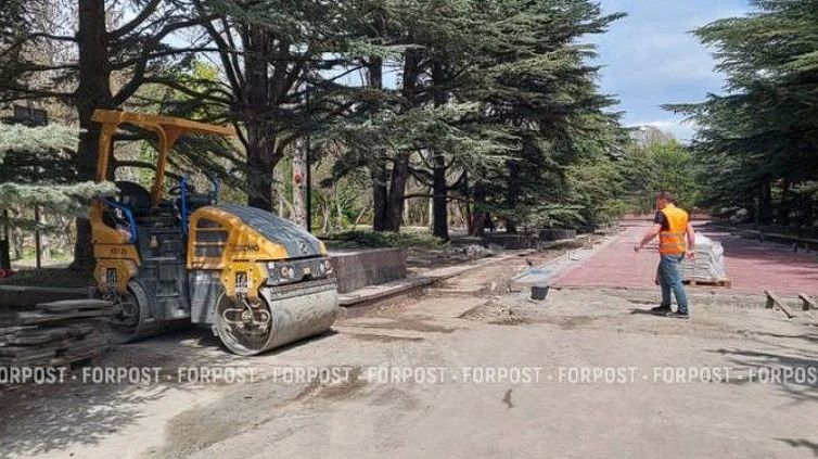 Успеют ли? За два дня до 9 Мая у Вечного огня в Симферополе всё ещё идет стройка Успеют ли? За два дня до 9 Мая у Вечного огня в Симферополе всё ещё идет стройка