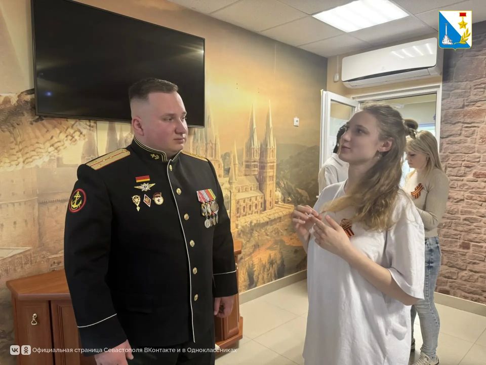 Участник программы «Севастополь — город героев» встретился с детьми из социального приюта Участник программы «Севастополь — город героев» встретился с детьми из социального приюта