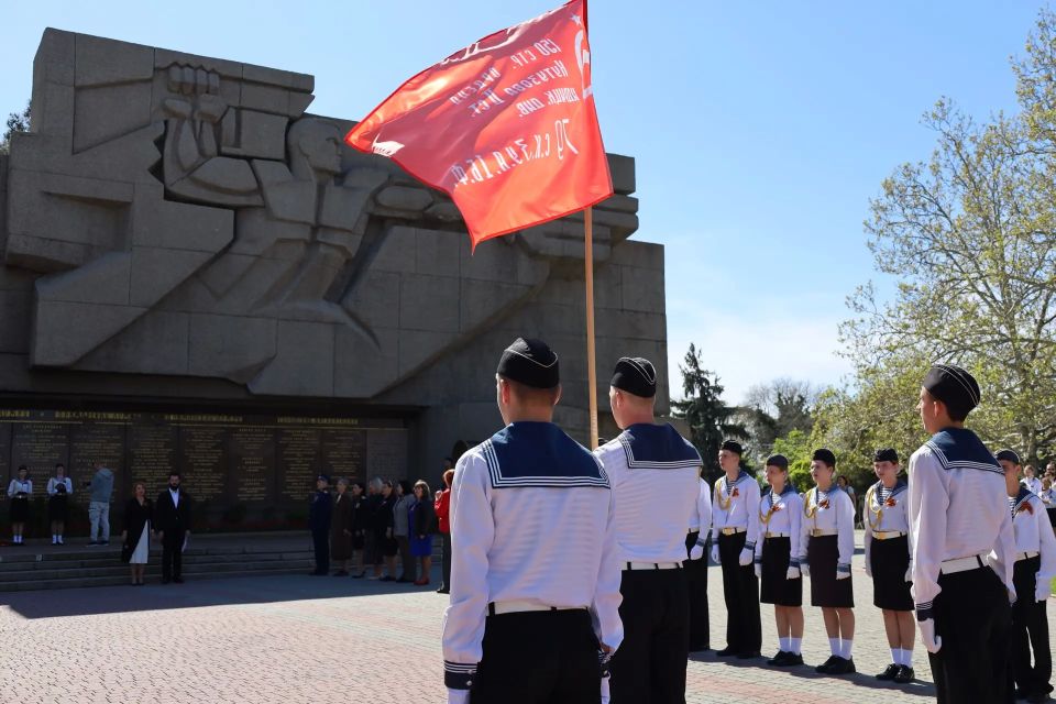 Накануне священного для каждого россиянина праздника – Дня Победы – у Мемориала героической обороны Севастополя 1941 - 1942 годов Центр военно-патриотического воспитания учащейся молодежи провел мемориальный час, объединив... Накануне священного для каждого россиянина праздника – Дня Победы – у Мемориала героической обороны Севастополя 1941 - 1942 годов Центр военно-патриотического воспитания учащейся молодежи провел мемориальный час, объединив...