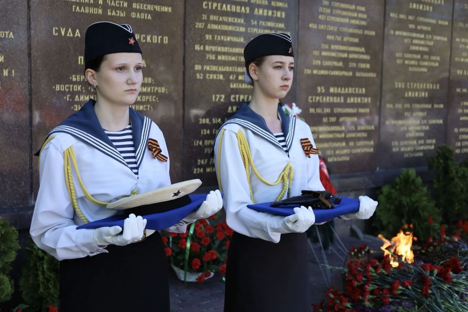 Накануне священного для каждого россиянина праздника – Дня Победы – у Мемориала героической обороны Севастополя 1941 - 1942 годов Центр военно-патриотического воспитания учащейся молодежи провел мемориальный час, объединив... Накануне священного для каждого россиянина праздника – Дня Победы – у Мемориала героической обороны Севастополя 1941 - 1942 годов Центр военно-патриотического воспитания учащейся молодежи провел мемориальный час, объединив...