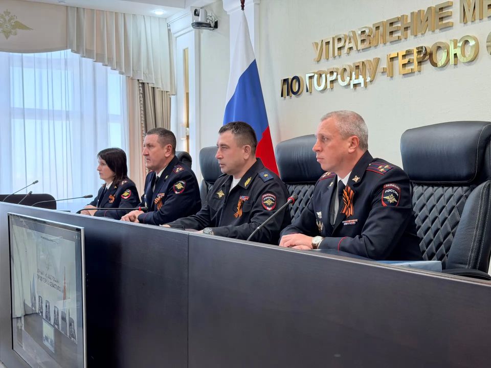 В Управлении МВД России по г.Севастополю состоялось награждение победителей соревнований по стрельбе из боевого ручного стрелкового оружия и торжественные проводы на пенсию полковника полиции Сергея Хатунцева В Управлении МВД России по г.Севастополю состоялось награждение победителей соревнований по стрельбе из боевого ручного стрелкового оружия и торжественные проводы на пенсию полковника полиции Сергея Хатунцева