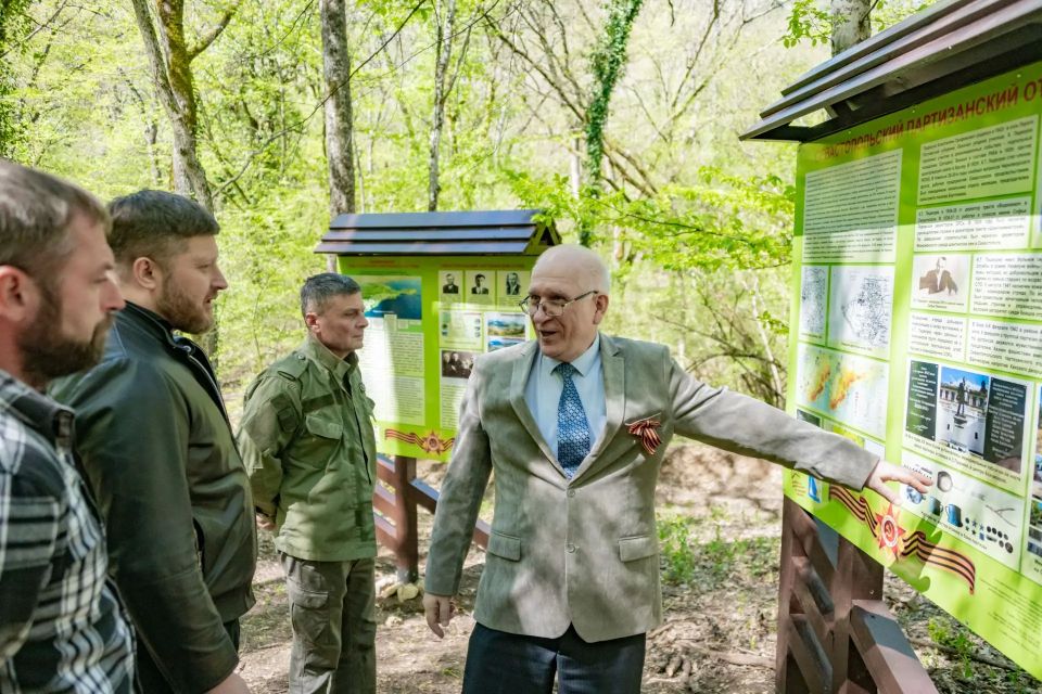 В Севастополе появился новый историко-патриотический и экологический маршрут «Тропа памяти» В Севастополе появился новый историко-патриотический и экологический маршрут «Тропа памяти»