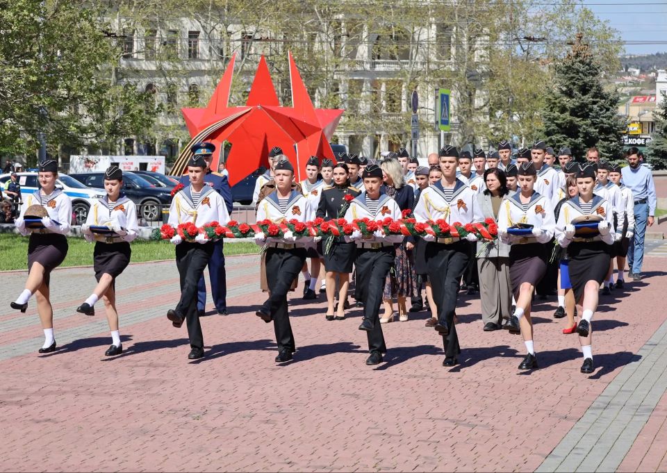 Накануне священного для каждого россиянина праздника – Дня Победы – у Мемориала героической обороны Севастополя 1941 - 1942 годов Центр военно-патриотического воспитания учащейся молодежи провел мемориальный час, объединив... Накануне священного для каждого россиянина праздника – Дня Победы – у Мемориала героической обороны Севастополя 1941 - 1942 годов Центр военно-патриотического воспитания учащейся молодежи провел мемориальный час, объединив...