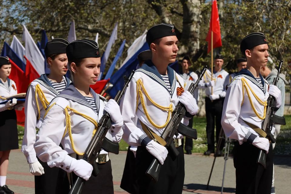 Накануне священного для каждого россиянина праздника – Дня Победы – у Мемориала героической обороны Севастополя 1941 - 1942 годов Центр военно-патриотического воспитания учащейся молодежи провел мемориальный час, объединив... Накануне священного для каждого россиянина праздника – Дня Победы – у Мемориала героической обороны Севастополя 1941 - 1942 годов Центр военно-патриотического воспитания учащейся молодежи провел мемориальный час, объединив...