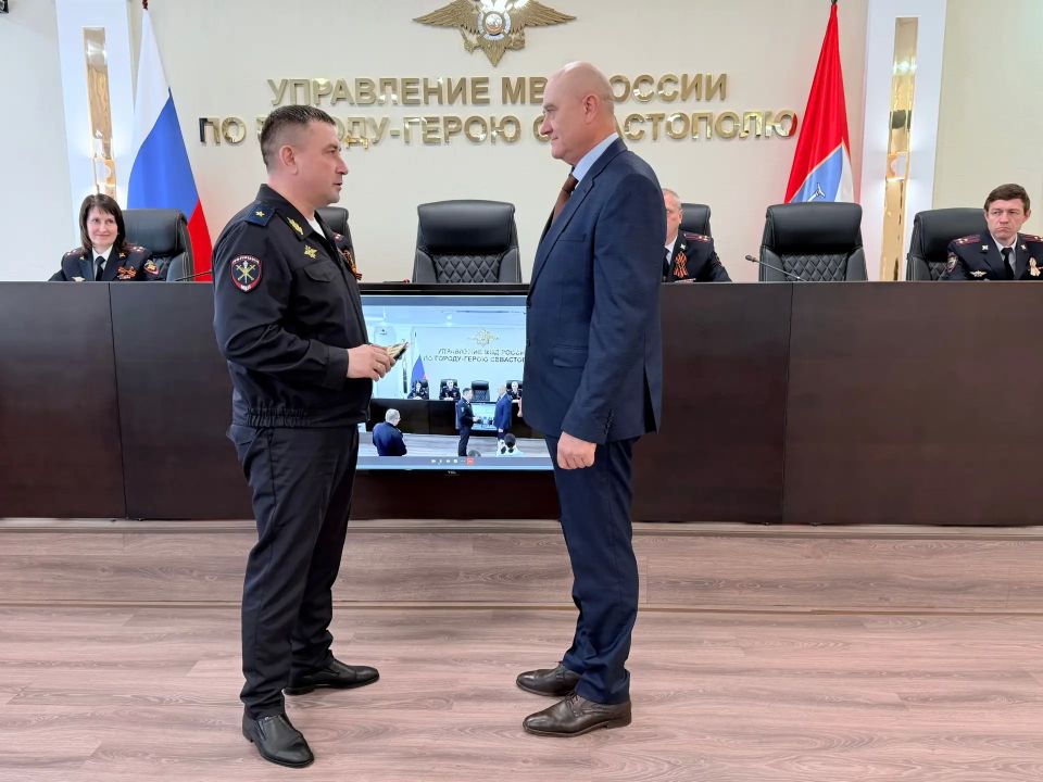 В Управлении МВД России по г.Севастополю состоялось награждение победителей соревнований по стрельбе из боевого ручного стрелкового оружия и торжественные проводы на пенсию полковника полиции Сергея Хатунцева В Управлении МВД России по г.Севастополю состоялось награждение победителей соревнований по стрельбе из боевого ручного стрелкового оружия и торжественные проводы на пенсию полковника полиции Сергея Хатунцева