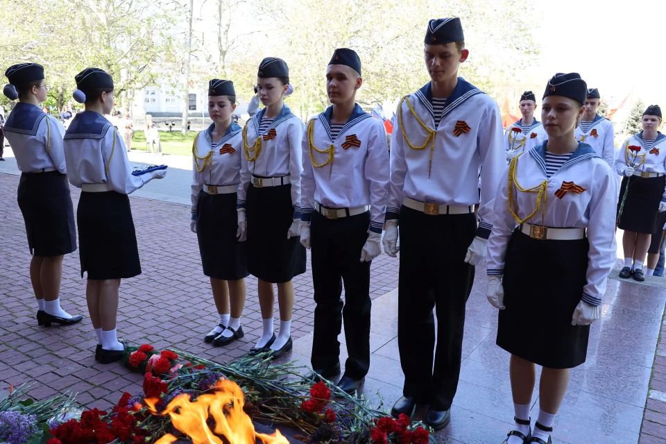 Накануне священного для каждого россиянина праздника – Дня Победы – у Мемориала героической обороны Севастополя 1941 - 1942 годов Центр военно-патриотического воспитания учащейся молодежи провел мемориальный час, объединив... Накануне священного для каждого россиянина праздника – Дня Победы – у Мемориала героической обороны Севастополя 1941 - 1942 годов Центр военно-патриотического воспитания учащейся молодежи провел мемориальный час, объединив...