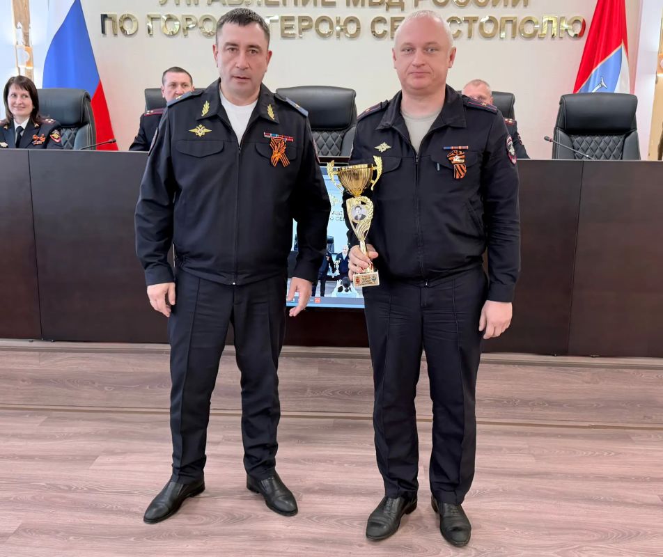 В Управлении МВД России по г.Севастополю состоялось награждение победителей соревнований по стрельбе из боевого ручного стрелкового оружия и торжественные проводы на пенсию полковника полиции Сергея Хатунцева В Управлении МВД России по г.Севастополю состоялось награждение победителей соревнований по стрельбе из боевого ручного стрелкового оружия и торжественные проводы на пенсию полковника полиции Сергея Хатунцева