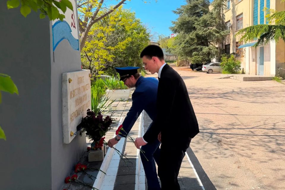 В преддверии Дня Победы работники прокуратуры Балаклавского района города Севастополя возложили цветы к памятному знаку героям-подводникам на улице 7-го Ноября В преддверии Дня Победы работники прокуратуры Балаклавского района города Севастополя возложили цветы к памятному знаку героям-подводникам на улице 7-го Ноября