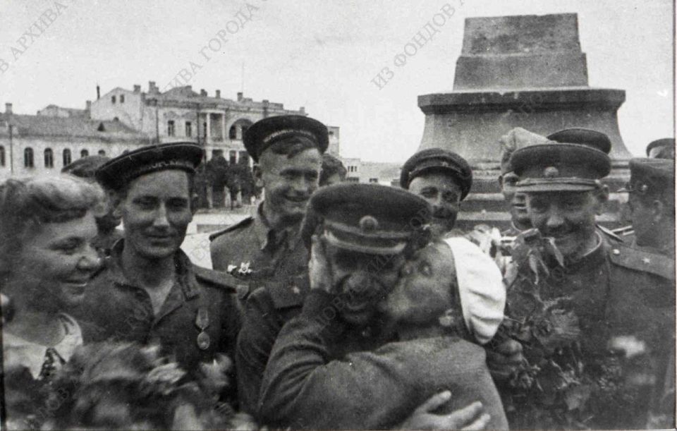 С Днём Великой Победы! 9 мая в Севастополе отмечают двойную годовщину С Днём Великой Победы! 9 мая в Севастополе отмечают двойную годовщину
