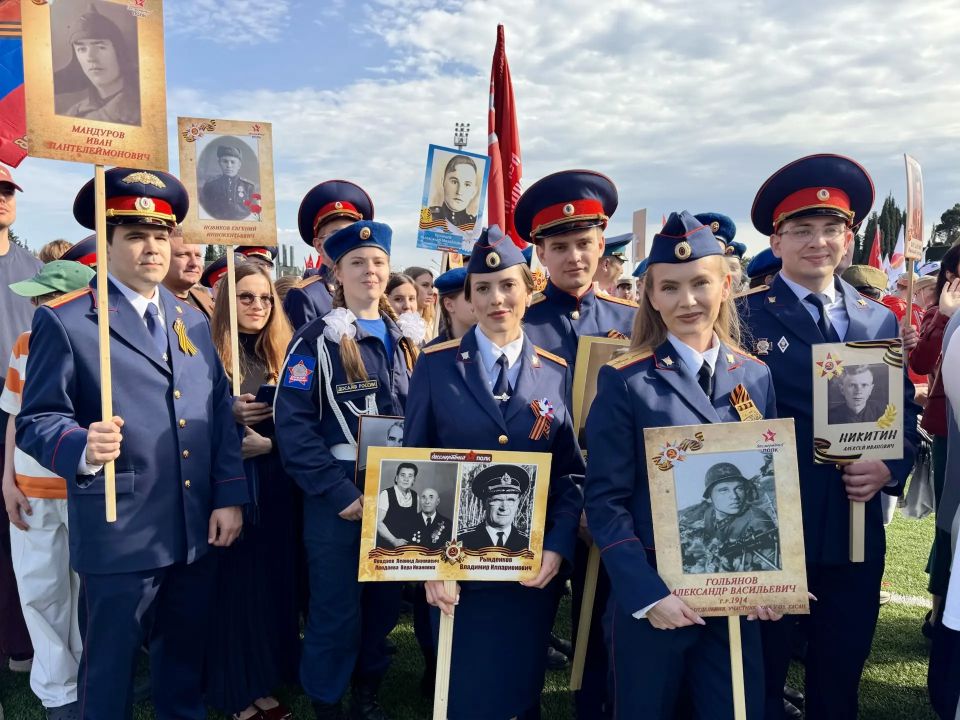 Офицеры СК России из Крыма и Севастополя приняли участие в акции «Бессмертный полк» в «Артеке» Офицеры СК России из Крыма и Севастополя приняли участие в акции «Бессмертный полк» в «Артеке»