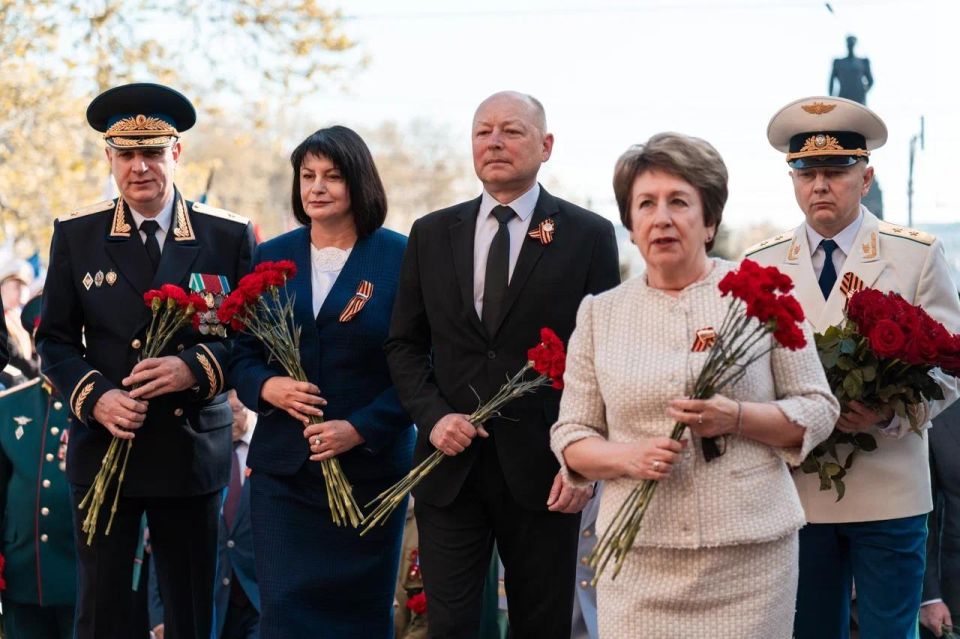 Татьяна Лобач: От всей души поздравляю вас с Днём Великой Победы и 82-й годовщиной освобождения Севастополя от немецко-фашистских захватчиков! Татьяна Лобач: От всей души поздравляю вас с Днём Великой Победы и 82-й годовщиной освобождения Севастополя от немецко-фашистских захватчиков!