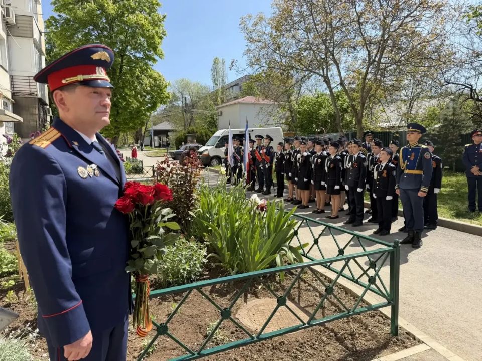 Офицеры и кадеты СК России поздравили ветерана Великой Отечественной войны из Симферополя Степана Михайловича Крайнюка с Днем Великой Победы и Днем рождения Офицеры и кадеты СК России поздравили ветерана Великой Отечественной войны из Симферополя Степана Михайловича Крайнюка с Днем Великой Победы и Днем рождения