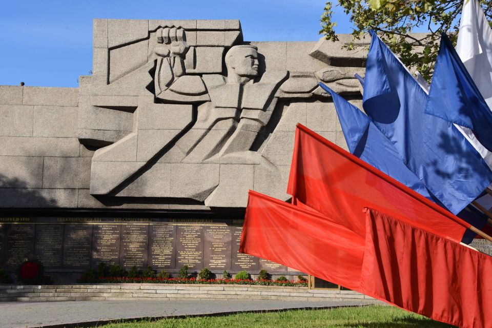Владимир Немцев: Сегодняшний праздничный день начали с возложения цветов к Вечному огню у Мемориала героической обороны 1941–1942 годов Владимир Немцев: Сегодняшний праздничный день начали с возложения цветов к Вечному огню у Мемориала героической обороны 1941–1942 годов