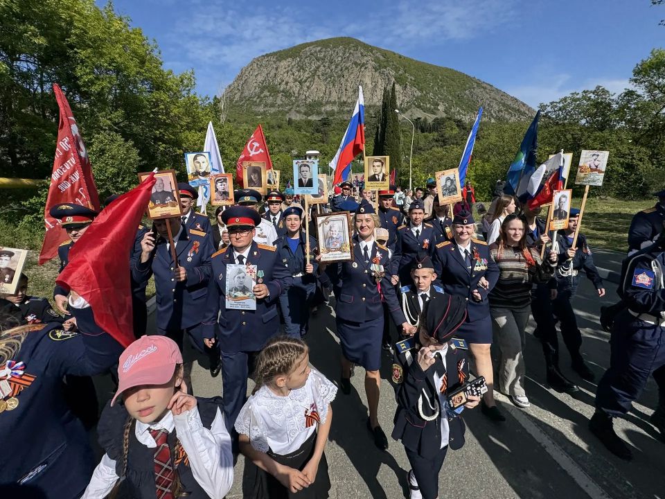 Офицеры СК России из Крыма и Севастополя приняли участие в акции «Бессмертный полк» в «Артеке» Офицеры СК России из Крыма и Севастополя приняли участие в акции «Бессмертный полк» в «Артеке»