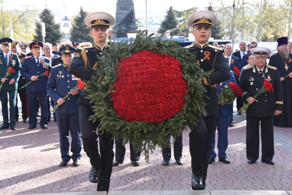 Владимир Немцев: Сегодняшний праздничный день начали с возложения цветов к Вечному огню у Мемориала героической обороны 1941–1942 годов Владимир Немцев: Сегодняшний праздничный день начали с возложения цветов к Вечному огню у Мемориала героической обороны 1941–1942 годов